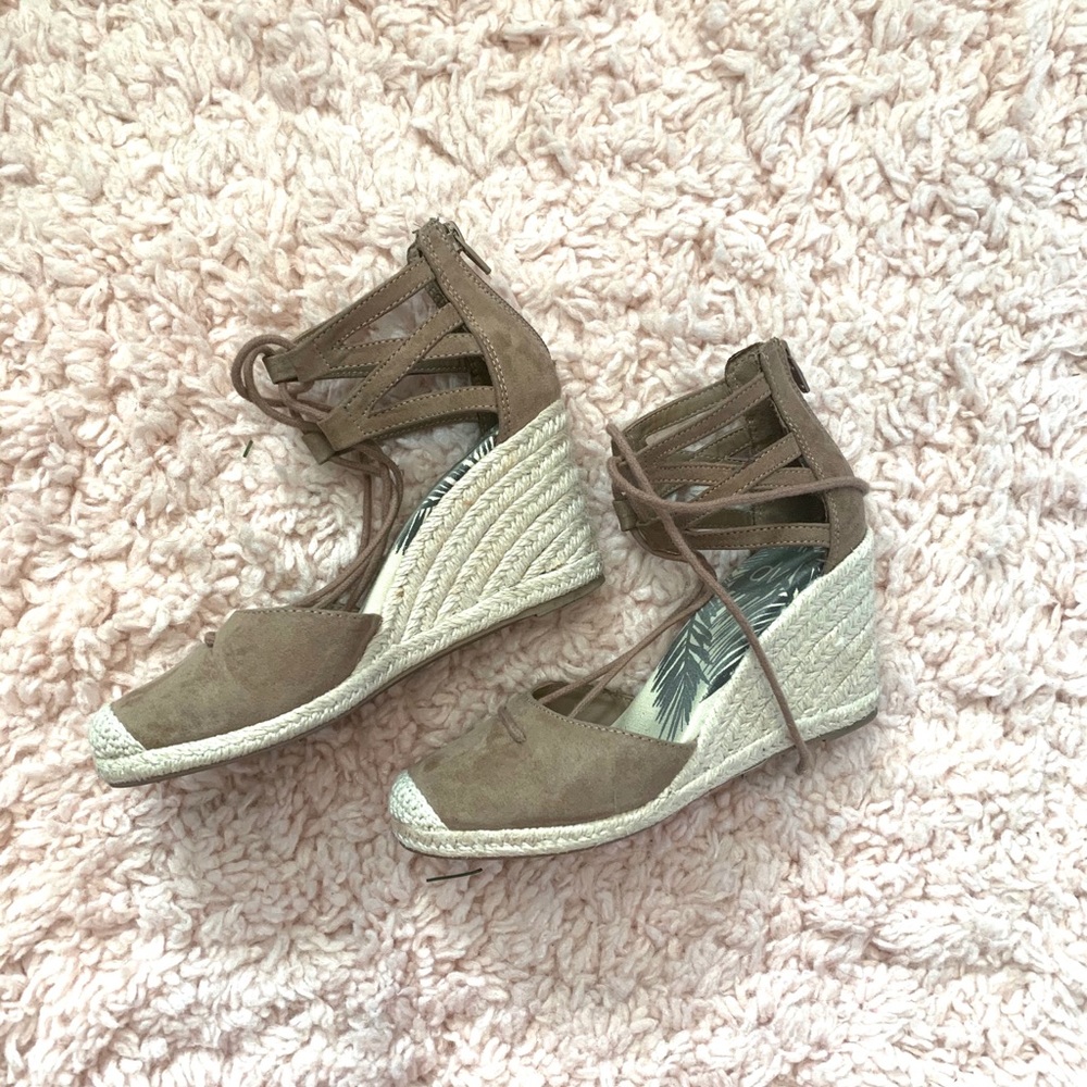 Gently Used Espadrilles Tie Front Wedges